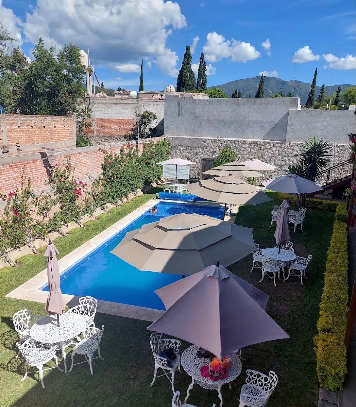 Vista aérea de la alberca y los jardines con las montañas de Tequisquiapan al fondo